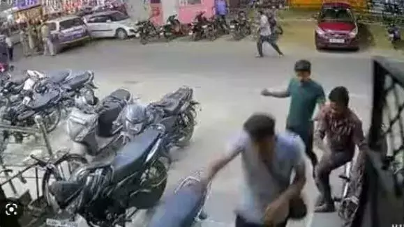 Crime : భార్యతో విడిపోయిన బాధలో గొంతుకోసుకున్నాడు