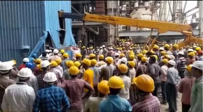 Vijayawada : లిఫ్ట్ కేబుల్ తెగిపడి ముగ్గురు మృతి Vijayawada : లిఫ్ట్ కేబుల్ తెగిపడి ముగ్గురు మృతి