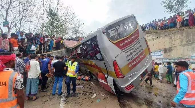 Bangladesh : కాలువలో పడ్డ బస్సు.. 16మంది మృతి Bangladesh : కాలువలో పడ్డ బస్సు.. 16మంది మృతి
