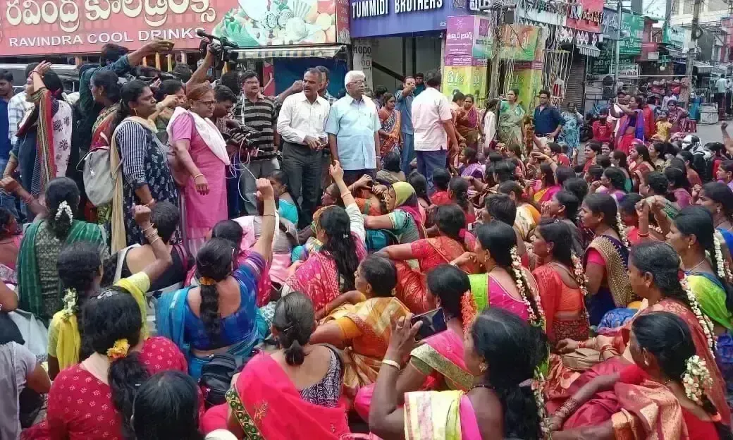 అంగన్‌వాడీల ఆందోళనతో దద్దరిల్లిన ఆంధ్ర