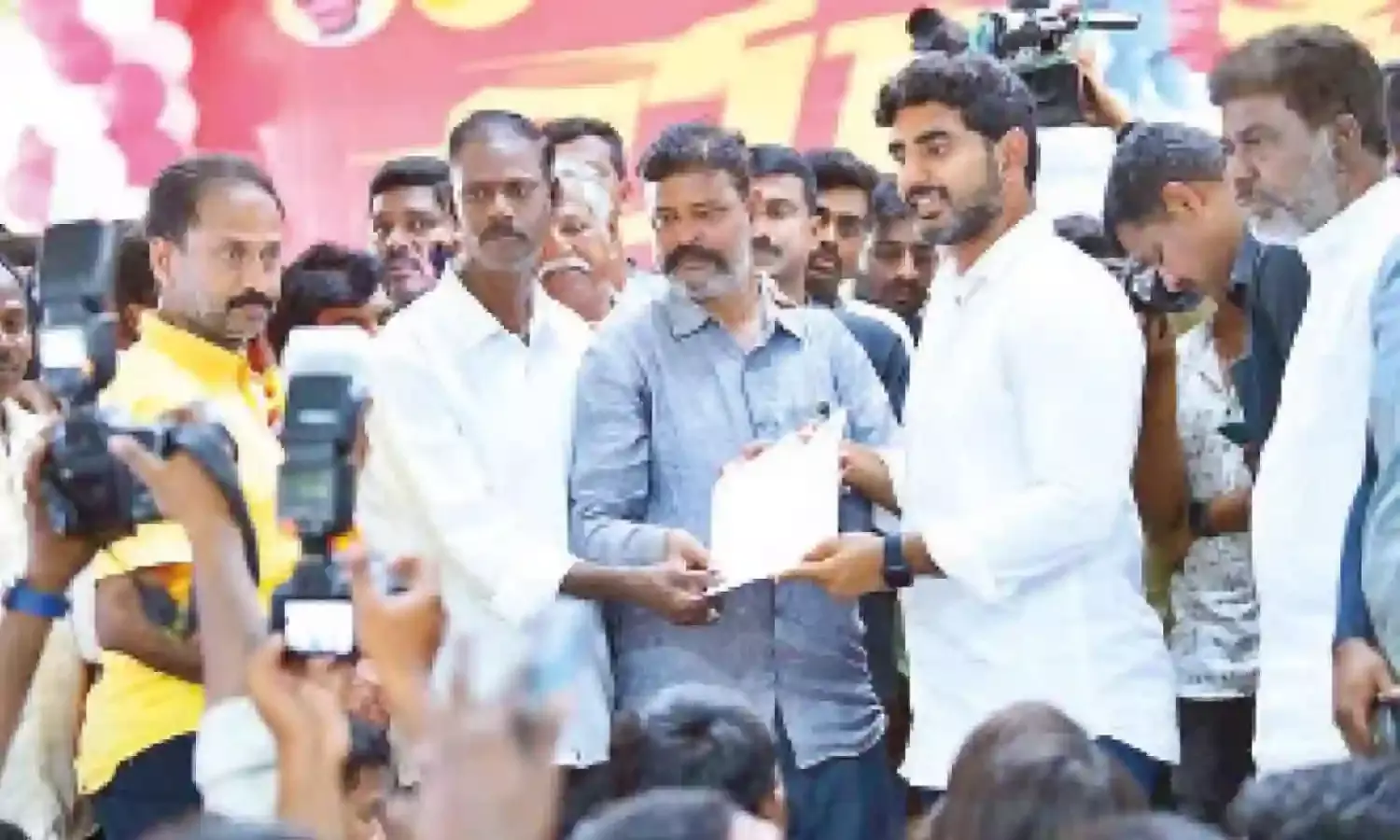 లోకేష్ను కలిసిన ఎమ్మెల్సీలు.. మీరే రియల్ హీరోలు లోకేష్ను కలిసిన ఎమ్మెల్సీలు.. మీరే రియల్ హీరోలు