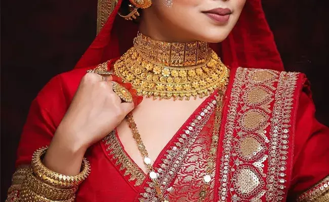 Gold and Silver Rates Today : పండగ సీజన్.. అయినా తగ్గని పసిడి ధరలు.. ఈ రోజు మార్కెట్లో..