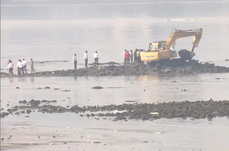 Mumbai : అక్రమంగా నిర్మించిన దర్గాను తొలగించిన పోలీసులు