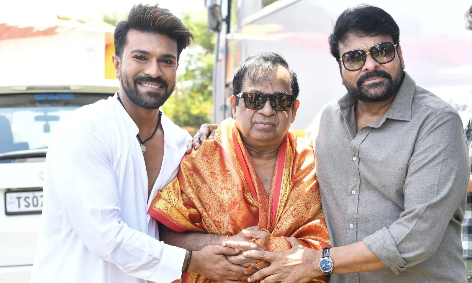 Cinema: బ్రహ్మీకి చిరు సత్కారం Cinema: బ్రహ్మీకి చిరు సత్కారం