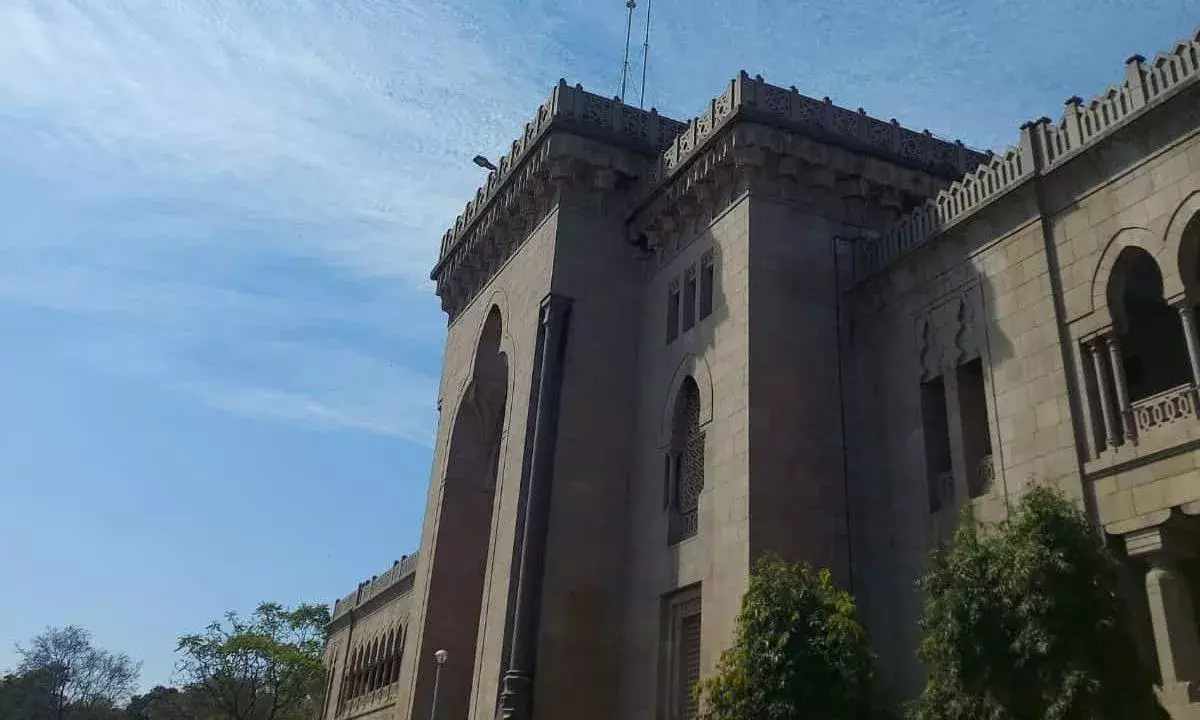 OU: పీహెచ్డీ కోర్సు ఫీజు పెంచడంపై విద్యార్థుల ఆందోళన OU: పీహెచ్డీ కోర్సు ఫీజు పెంచడంపై విద్యార్థుల ఆందోళన