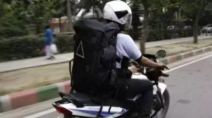 Delhi : బైక్ తగిలినందుకు డెలివరీ బాయ్ ను కొట్టారు