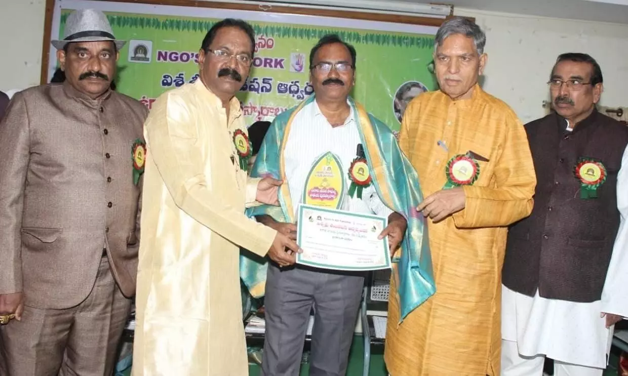 Entertainment: విలేఖరికి ఉగాది పురస్కారం Entertainment: విలేఖరికి ఉగాది పురస్కారం