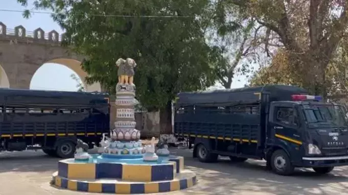 UP : గ్యాంగ్ స్టర్ అతిక్ ను యూపీకి తీసుకెళ్తున్న పోలీసులు UP : గ్యాంగ్ స్టర్ అతిక్ ను యూపీకి తీసుకెళ్తున్న పోలీసులు