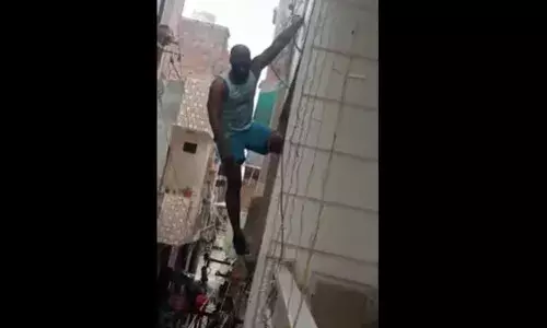 Delhi : భవనంపై వేలాడి.. కిందకు దూకి, కాలు విరగ్గొట్టుకున్నాడు