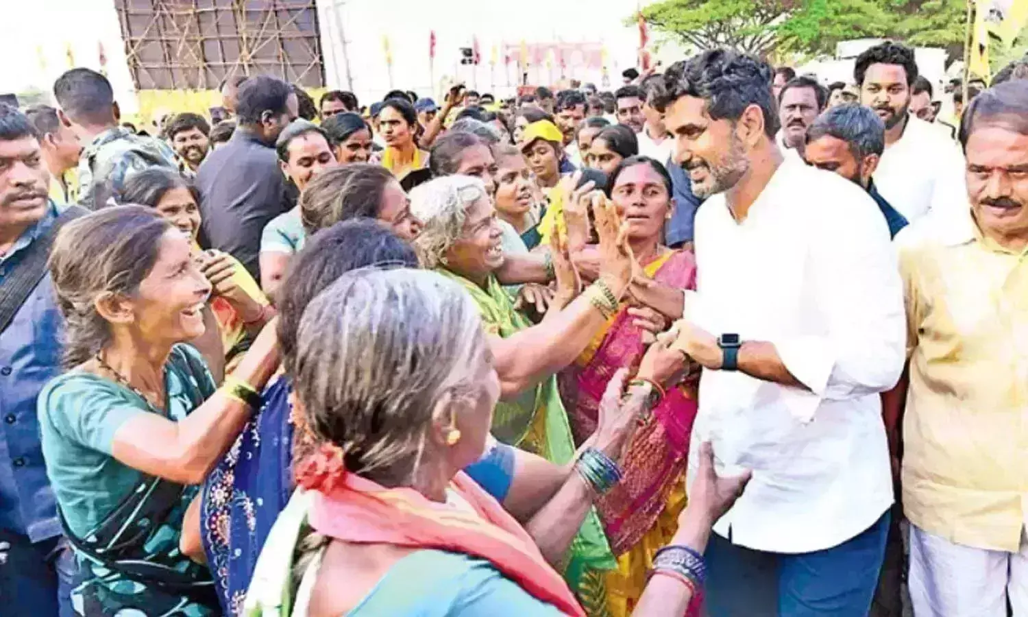 Yuvagalam: పెనుగొండలో లోకేష్.. ప్రజలకు భరోసానిస్తూ Yuvagalam: పెనుగొండలో లోకేష్.. ప్రజలకు భరోసానిస్తూ