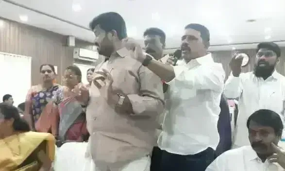 వైసీపీ మేయర్పై సొంత కార్పోరేటర్ల తిరుగుబాటు వైసీపీ మేయర్పై సొంత కార్పోరేటర్ల తిరుగుబాటు