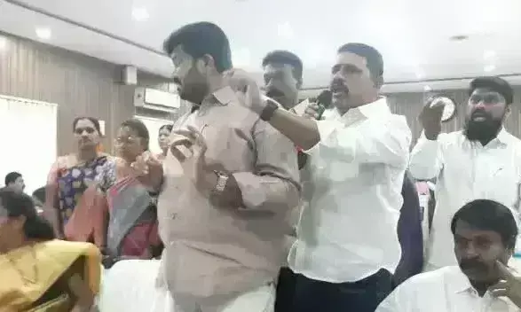 వైసీపీ మేయర్పై సొంత కార్పోరేటర్ల తిరుగుబాటు వైసీపీ మేయర్పై సొంత కార్పోరేటర్ల తిరుగుబాటు