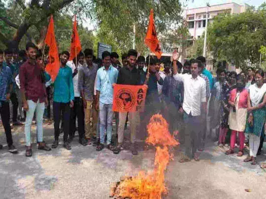 TSPSC Paper Leak: మినిస్టర్ క్వార్టర్స్ ముట్టడికి ఏపీవీబీ యత్నం TSPSC Paper Leak: మినిస్టర్ క్వార్టర్స్ ముట్టడికి ఏపీవీబీ యత్నం