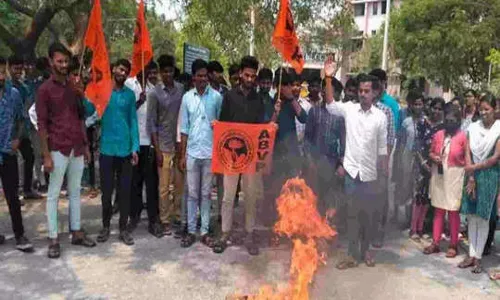 TSPSC Paper Leak: మినిస్టర్ క్వార్టర్స్ ముట్టడికి ఏపీవీబీ యత్నం TSPSC Paper Leak: మినిస్టర్ క్వార్టర్స్ ముట్టడికి ఏపీవీబీ యత్నం