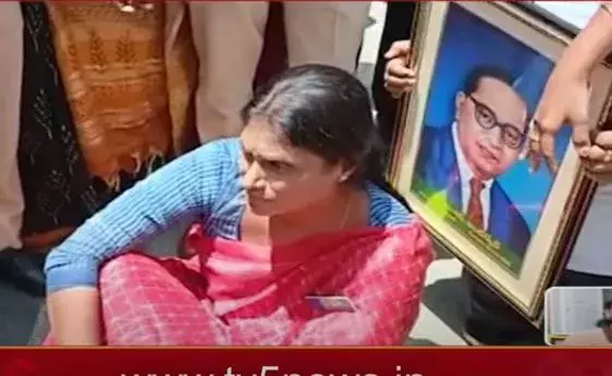 TS : లోటస్ పాండ్ వద్ద ఉద్రిక్తత.. షర్మిల హౌజ్ అరెస్ట్ TS : లోటస్ పాండ్ వద్ద ఉద్రిక్తత.. షర్మిల హౌజ్ అరెస్ట్