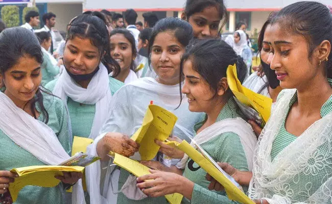 Telangana: టెన్త్ హాల్టికెట్లు విడుదల.. ఏప్రిల్ 3 నుంచి పరీక్షలు.. Telangana: టెన్త్ హాల్టికెట్లు విడుదల.. ఏప్రిల్ 3 నుంచి పరీక్షలు..