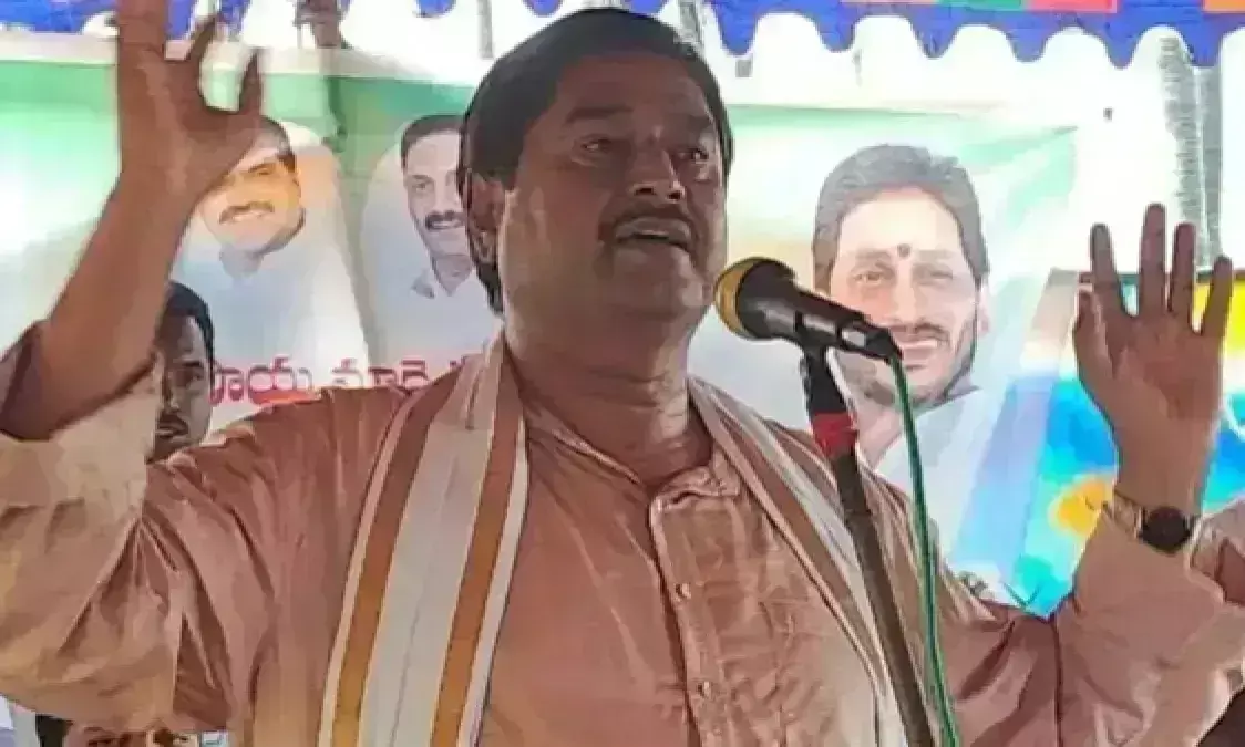 మగాళ్లు పోరంబోకులు: మంత్రి ధర్మాన మగాళ్లు పోరంబోకులు: మంత్రి ధర్మాన
