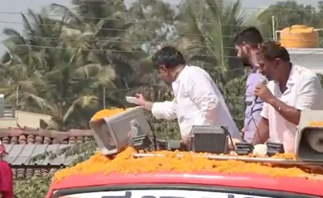 Karnataka : ప్రచారంలో రూ.500 నోట్లను ఎగిరేసిన శివకుమార్ Karnataka : ప్రచారంలో రూ.500 నోట్లను ఎగిరేసిన శివకుమార్