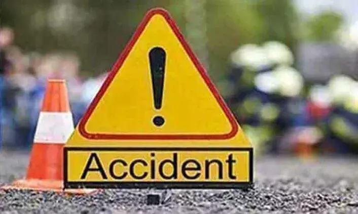 Nizamabad: కారుపై పడ్డ జేసీబీ.. ముగ్గురు మృతి Nizamabad: కారుపై పడ్డ జేసీబీ.. ముగ్గురు మృతి