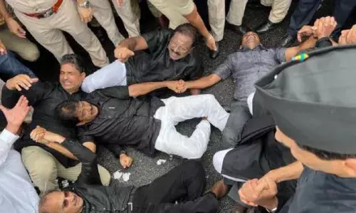 Ragul Gandhi : రాహుల్‌ అనర్హత వేటుపై విపక్షాల ధర్నా