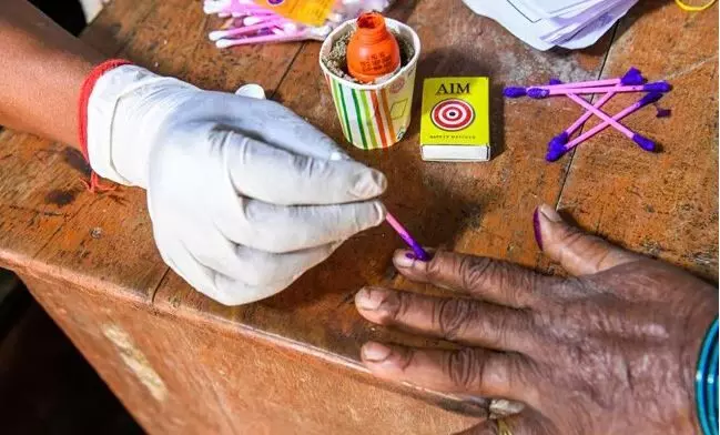 Karnataka Elections 2023 : కర్ణాటక ఓటర్లలో వందేళ్లకు పైబడినవారు 16వేల మంది Karnataka Elections 2023 : కర్ణాటక ఓటర్లలో వందేళ్లకు పైబడినవారు 16వేల మంది