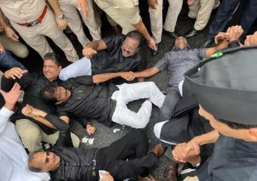 Ragul Gandhi : రాహుల్ అనర్హత వేటుపై విపక్షాల ధర్నా Ragul Gandhi : రాహుల్ అనర్హత వేటుపై విపక్షాల ధర్నా