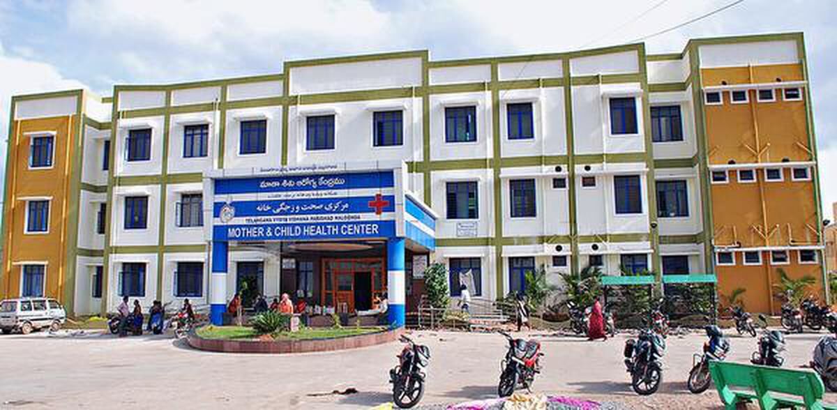 నల్గొండ సర్కార్‌ దవాఖాన నిర్వాకం.. బాత్‌రూంలోనే ప్రసవం