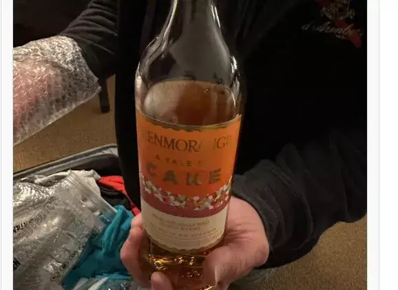 United Airlines : ప్రయాణికుడి లిక్కర్ బాటిల్ ఖాళీ.. విమాన సిబ్బంది తాగేశారట