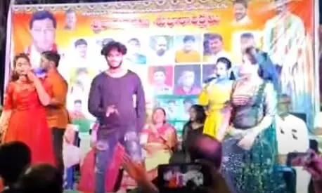 Nalgonda: శ్రీరామ నవమి వేళ రికార్డింగ్ డ్యాన్సులు.. పోటా పోటీగా పార్టీలు Nalgonda: శ్రీరామ నవమి వేళ రికార్డింగ్ డ్యాన్సులు.. పోటా పోటీగా పార్టీలు