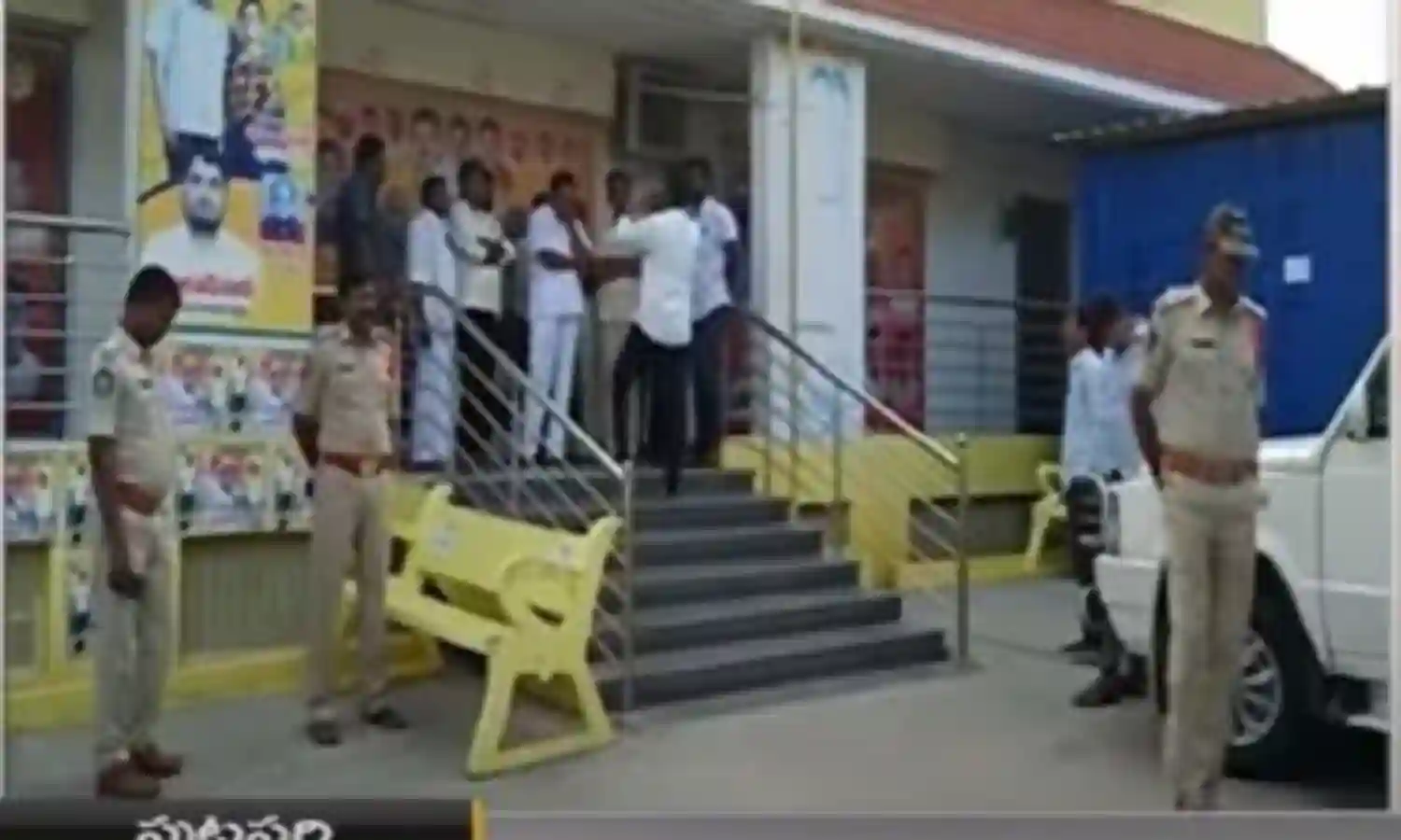 AP : పుట్టపర్తిలో హైటెన్షన్.. వైసీపీ, టీడీపీ బాహాబాహీ AP : పుట్టపర్తిలో హైటెన్షన్.. వైసీపీ, టీడీపీ బాహాబాహీ