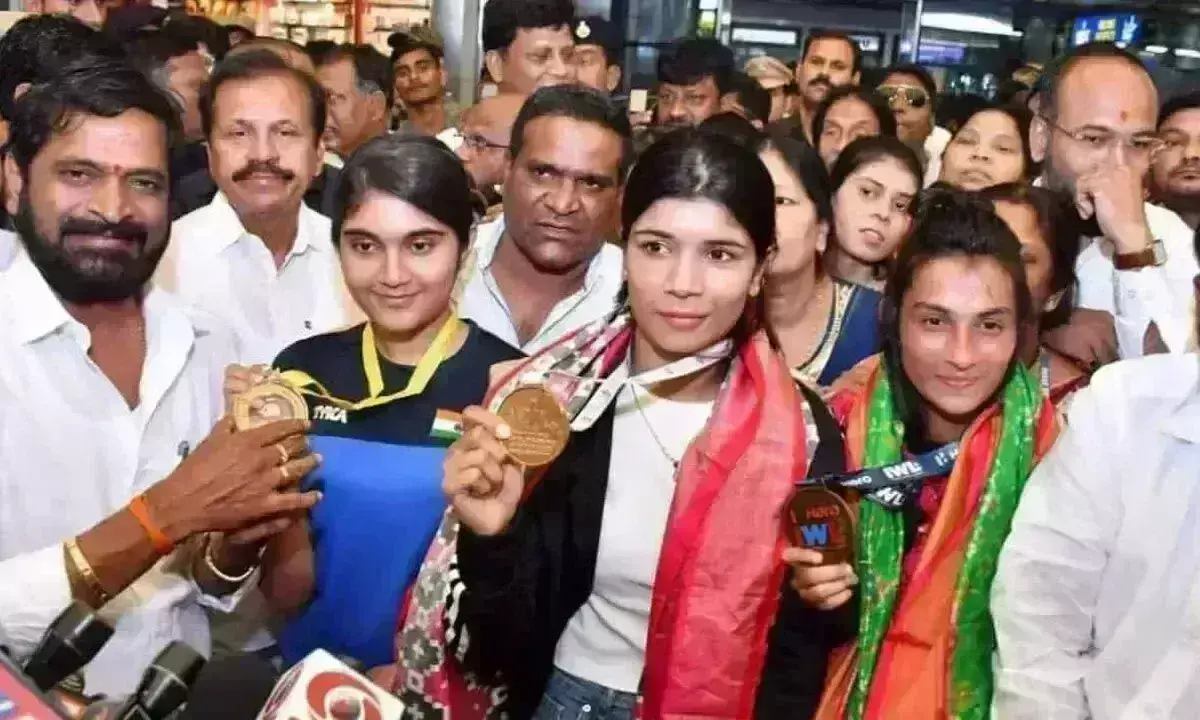 వరల్డ్ బాక్సింగ్ ఛాంపియన్కు మంత్రి శ్రీనివాస్ స్వాగతం వరల్డ్ బాక్సింగ్ ఛాంపియన్కు మంత్రి శ్రీనివాస్ స్వాగతం