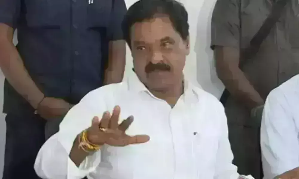 AP: డిప్యూటీ సీఎంను నిలదీసిన యువత AP: డిప్యూటీ సీఎంను నిలదీసిన యువత