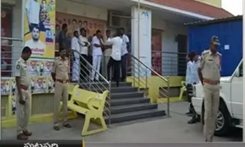 AP : పుట్టపర్తిలో హైటెన్షన్.. వైసీపీ, టీడీపీ  బాహాబాహీ