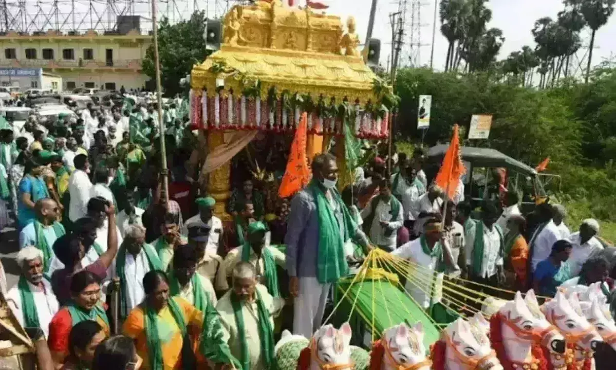 అరసవల్లికి చేరుకున్న అమరావతి రైతుల రథయాత్ర అరసవల్లికి చేరుకున్న అమరావతి రైతుల రథయాత్ర