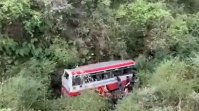 Accident : డెహ్రాడూన్ లో బస్సు ప్రమాదం Accident : డెహ్రాడూన్ లో బస్సు ప్రమాదం