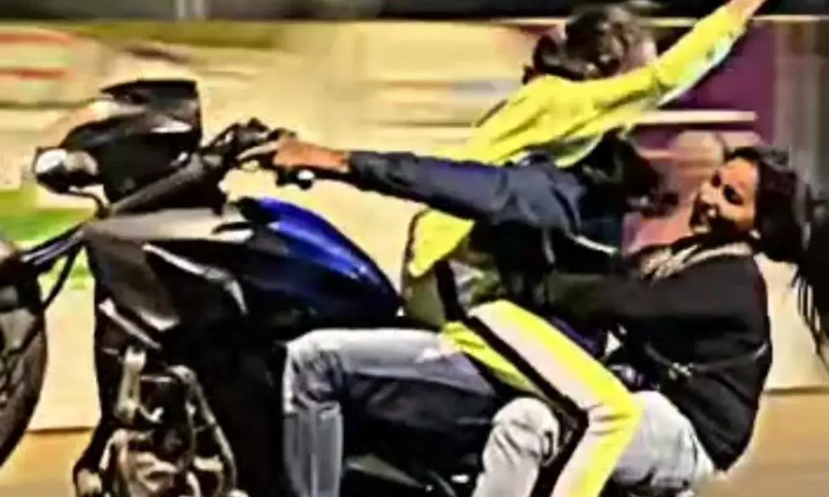 Mumbai: ఉరకలెత్తిన ఉత్సాహం... పోలీసు లాఠీ పనితనం.. Mumbai: ఉరకలెత్తిన ఉత్సాహం... పోలీసు లాఠీ పనితనం..