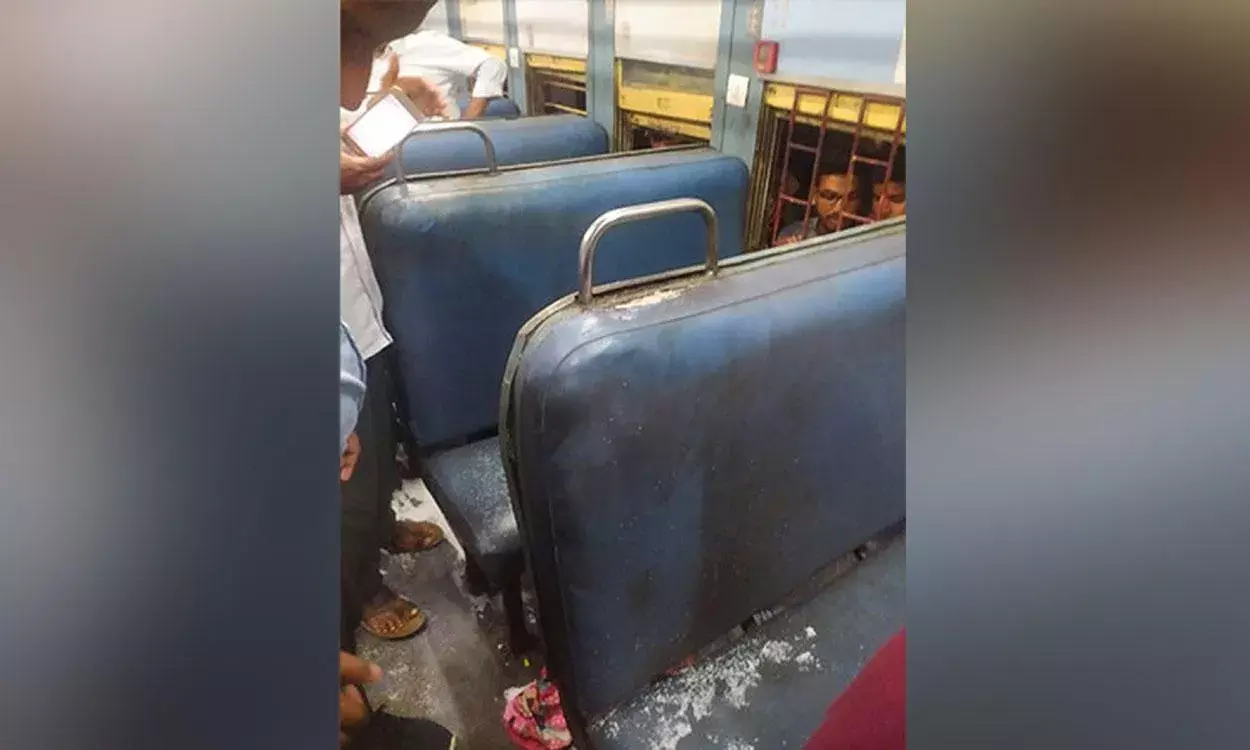 Kerala: కోపంతో తోటి ప్రయాణీకులకు నిప్పుపెట్టిన వ్యక్తి... Kerala: కోపంతో తోటి ప్రయాణీకులకు నిప్పుపెట్టిన వ్యక్తి...