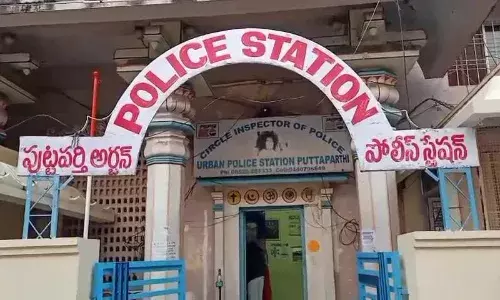 Puttaparthi: టీడీపీ-వైసీపీ నాయకులపై కేసులు Puttaparthi: టీడీపీ-వైసీపీ నాయకులపై కేసులు