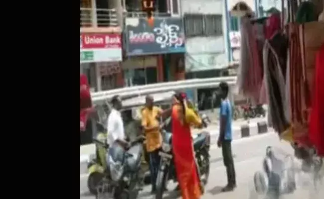 Mahaboobabad: ఆకతాయికి దేహశుద్ధి.. చెప్పుతో చెంపలు.. Mahaboobabad: ఆకతాయికి దేహశుద్ధి.. చెప్పుతో చెంపలు..