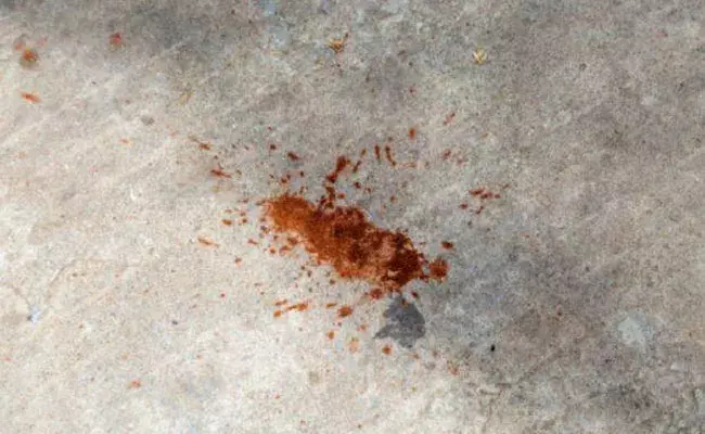 ప్లాట్‌పామ్‌పై ఉమ్మివేసిన వ్యక్తి.. శుభ్రం చేయించిన ప్రయాణీకులు