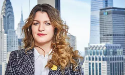 French Minister : అసభ్యకరంగా ఫ్రాన్స్ మినిస్టర్‌  ఫోటో