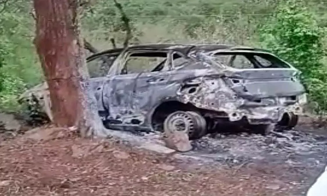 Crime: కారులో కట్టేసి, నిప్పుపెట్టి, లోయలోకి తోసి... వ్యక్తి సజీవదహనం Crime: కారులో కట్టేసి, నిప్పుపెట్టి, లోయలోకి తోసి... వ్యక్తి సజీవదహనం