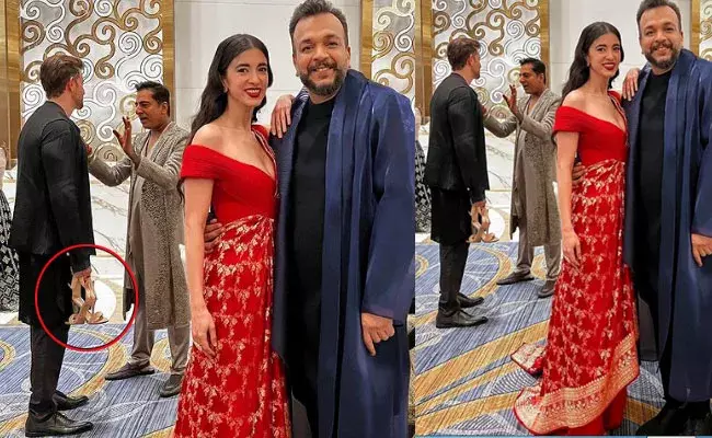 Hrithik Roshan: హృతిక్ రోషన్‌కు బెస్ట్ బాయ్‌ఫ్రెండ్ అవార్డు: స్నేహితురాలి చెప్పులను..