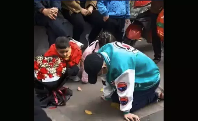 Viral Video: మాజీ ప్రియురాలి మనసు గెలుచుకోవడం కోసం మోకాళ్లపై 21 గంటలు..