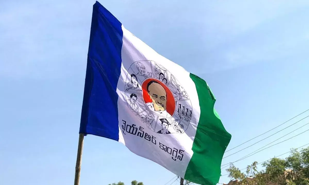 హిందూపురం వైసీపీలో అసమ్మతి..14 మంది వైసీపీ కౌన్సిలర్లు రాజీనామా? హిందూపురం వైసీపీలో అసమ్మతి..14 మంది వైసీపీ కౌన్సిలర్లు రాజీనామా?