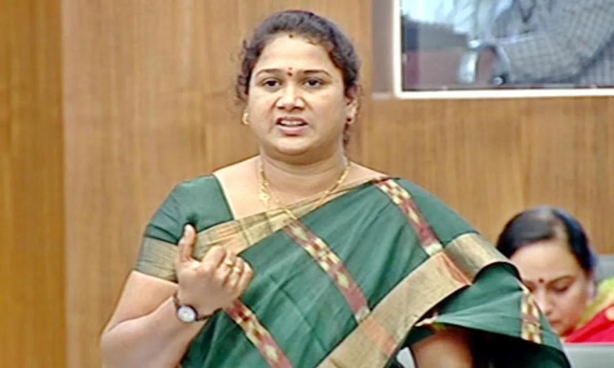 ఎమ్మెల్యే ధనలక్ష్మిని నిలదీసిన గిరిజనులు ఎమ్మెల్యే ధనలక్ష్మిని నిలదీసిన గిరిజనులు