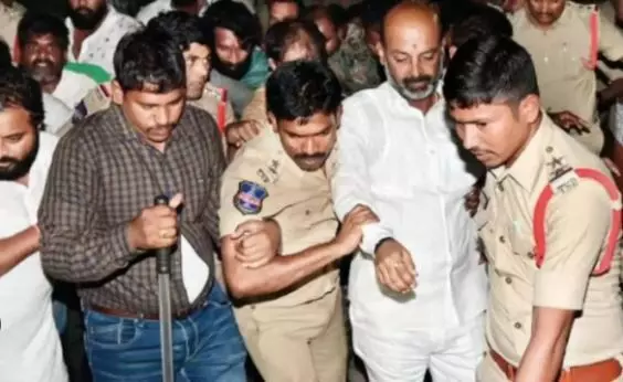 TS : హన్మకొండ కోర్టుకు బండి సంజయ్ TS : హన్మకొండ కోర్టుకు బండి సంజయ్