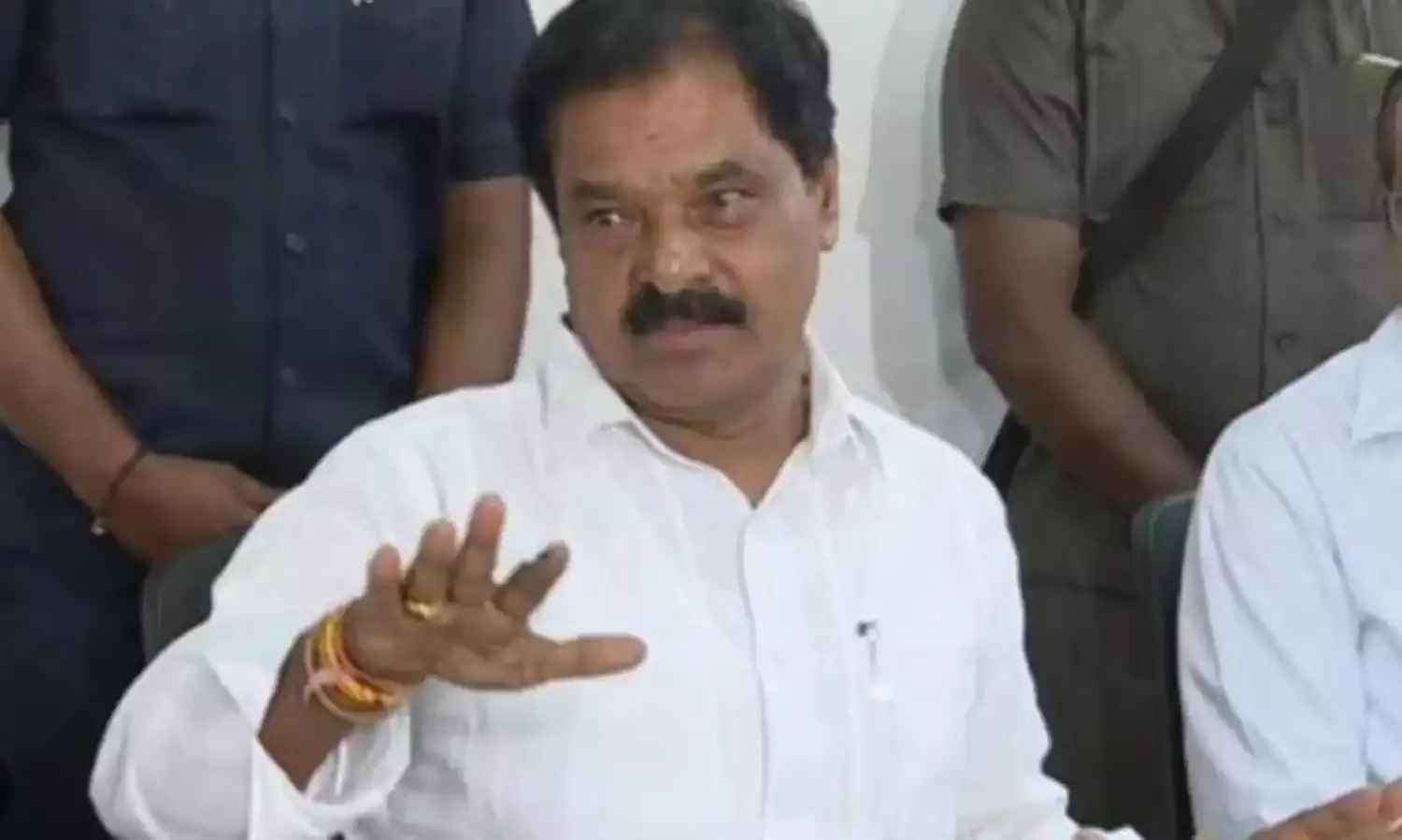 AP : డిప్యూటీ సీఎం నారాయణ స్వామికి మళ్లీ నిరసన సెగ AP : డిప్యూటీ సీఎం నారాయణ స్వామికి మళ్లీ నిరసన సెగ