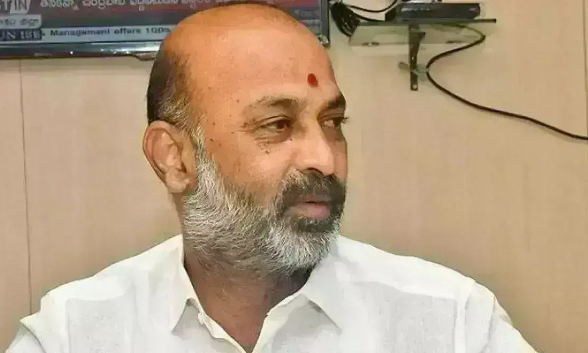 TSPSC పేపర్ లీక్ కేసులో బీజేపీ చీఫ్ బండికి మరోసారి సిట్ నోటీసులు TSPSC పేపర్ లీక్ కేసులో బీజేపీ చీఫ్ బండికి మరోసారి సిట్ నోటీసులు