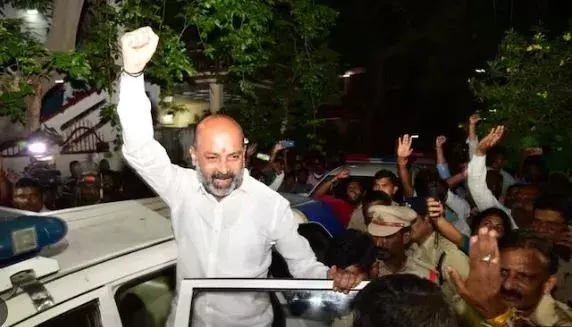 BJP : జైలు నుంచి కార్యకర్తలకు బండి సంజయ్ సందేశం BJP : జైలు నుంచి కార్యకర్తలకు బండి సంజయ్ సందేశం